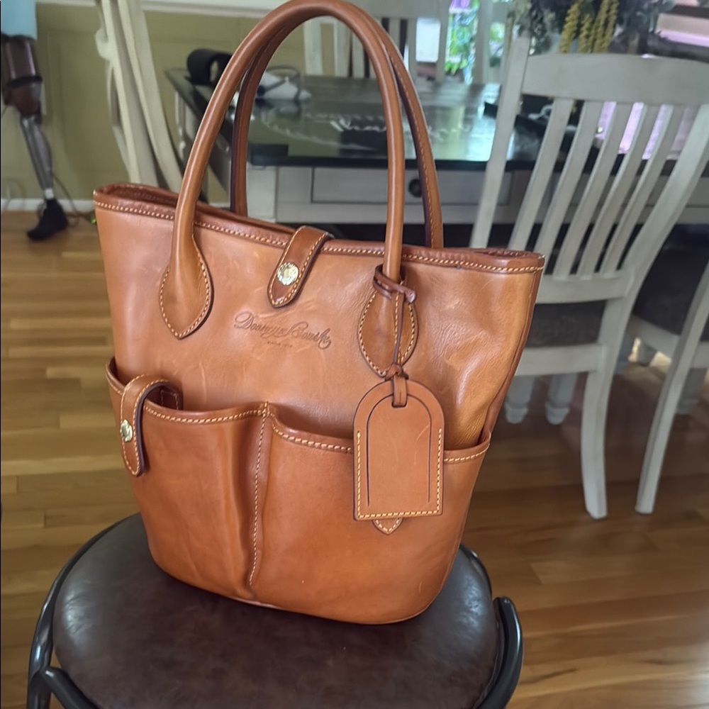 Dooney & Bourke Tan Leather Tote with Elegant Design